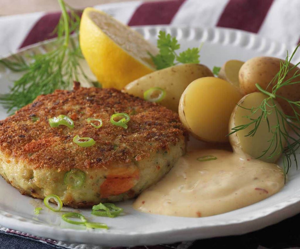 Amerikansk fiske- og krabbeburger med kartofler og hollandaisesauce