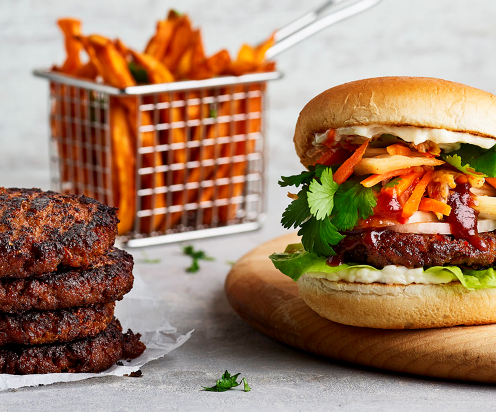 BBQ Pulled Oats Burger med Kimchi-slaw og søtpotetfries