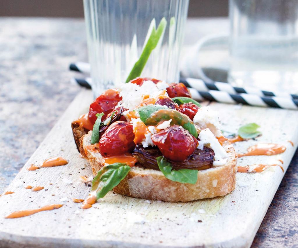 Toast med rostade tomater och schalottenlök