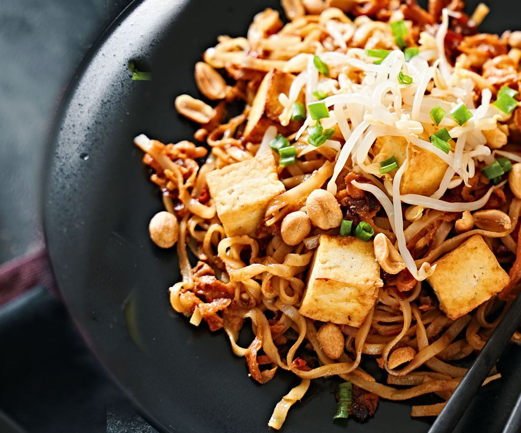 Rīsu nūdeles ar tofu, zemesriekstiem un dārzeņiem