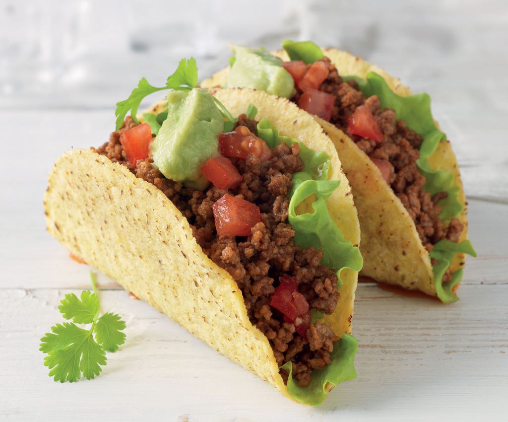 Taco farci à la viande hachée et légumes frais