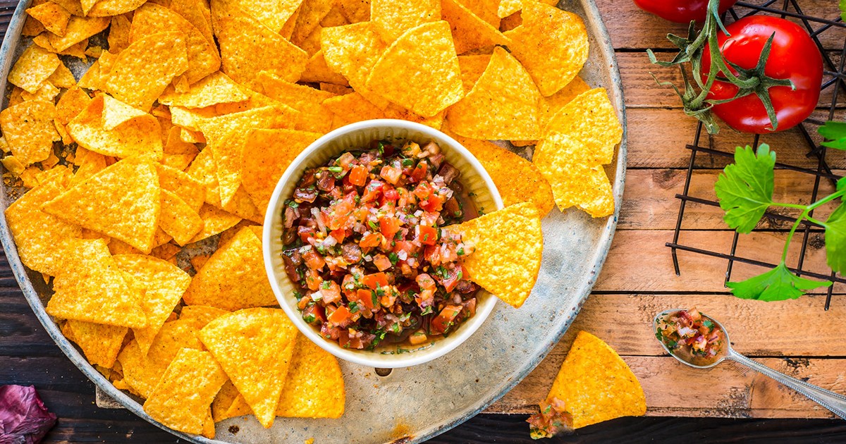 Tortilla Chips mit Bohnenpüree und Tomatensalsa